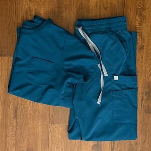 ReSurge scrub set. Size medium. Caribbean Blue